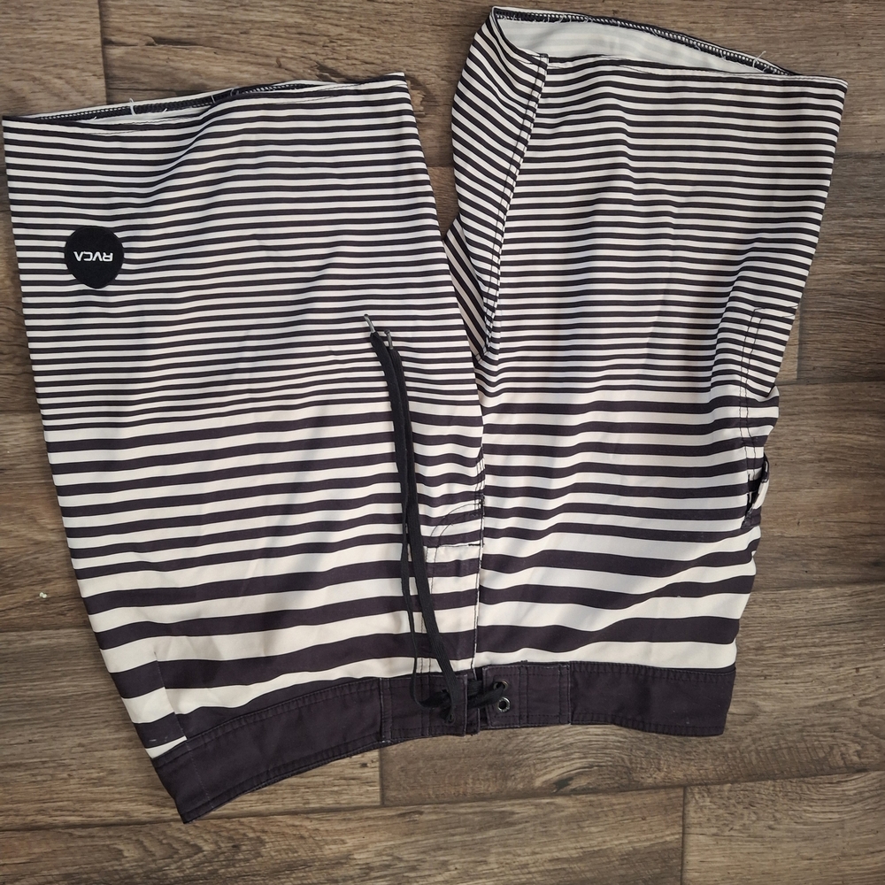 RVCA Board Shorts – Size 34